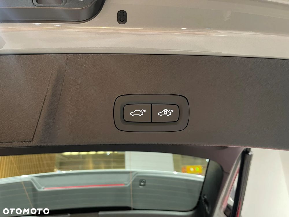 Volvo XC 40 B3 Plus Dark - 19
