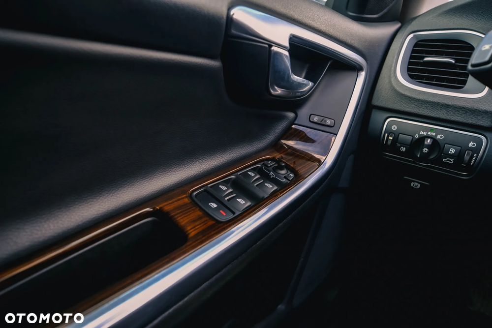 Volvo V60 D4 Drive-E Momentum - 26