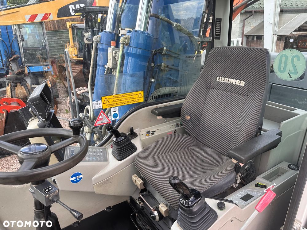 Liebherr A 900 C - 22