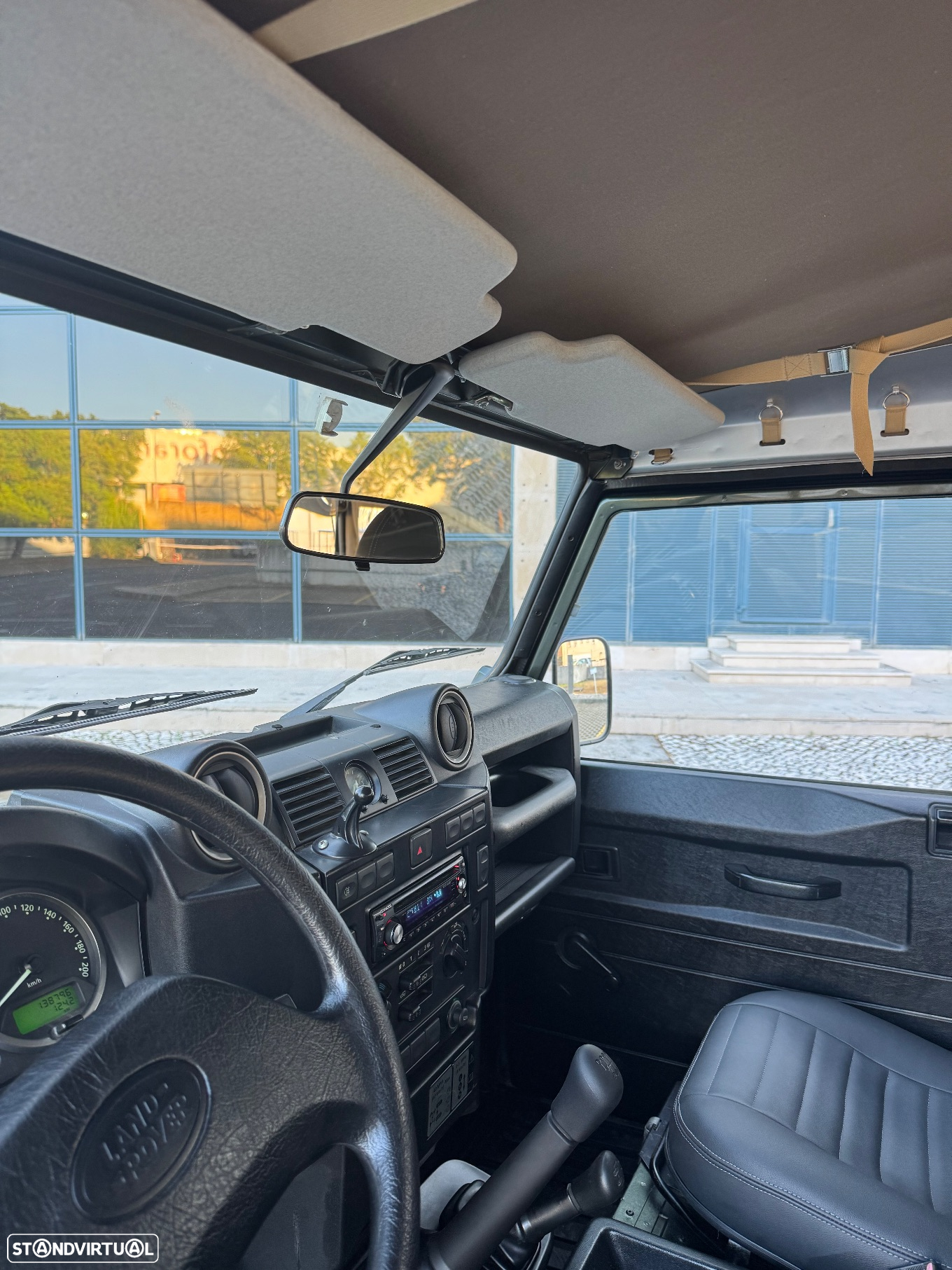 Land Rover Defender 90 SW 2.4 CRD S - 16