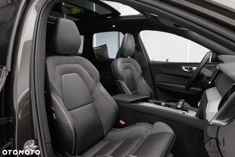 Volvo XC 60 B5 D AWD Ultimate Dark - 19