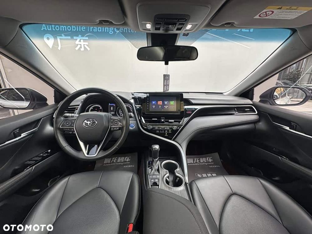 Toyota Camry Luxury - 12