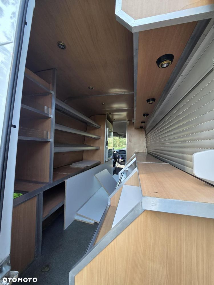 Mercedes-Benz 211 - 10