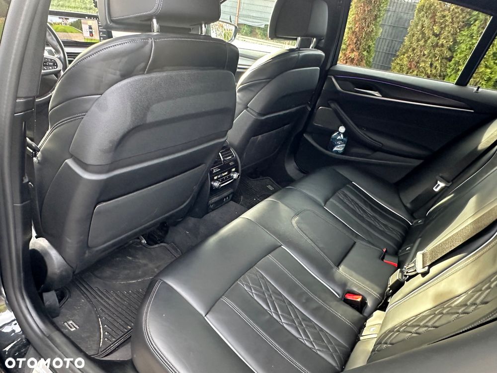 BMW Seria 5 M550i xDrive - 12