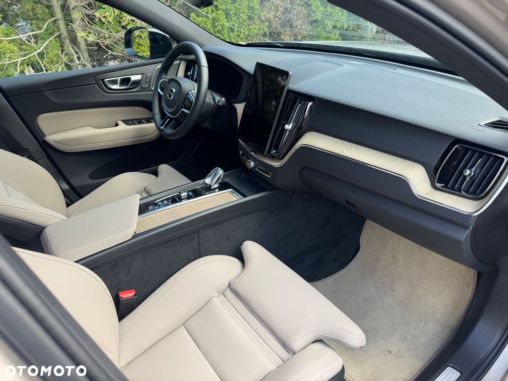 Volvo XC 60 B5 B AWD Plus Black Edition - 11