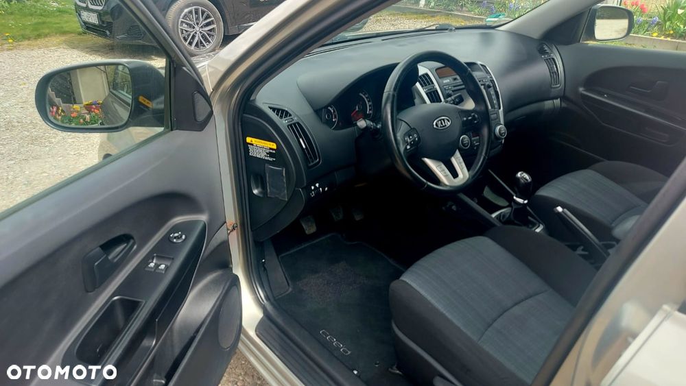 Kia Ceed - 16