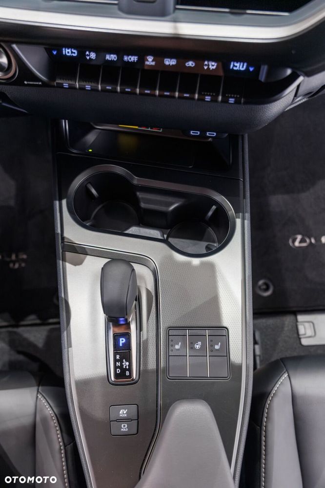 Lexus UX 300h F Sport Design AWD - 39