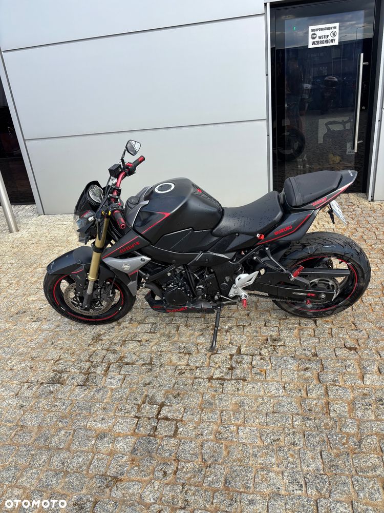 Suzuki GSR - 4