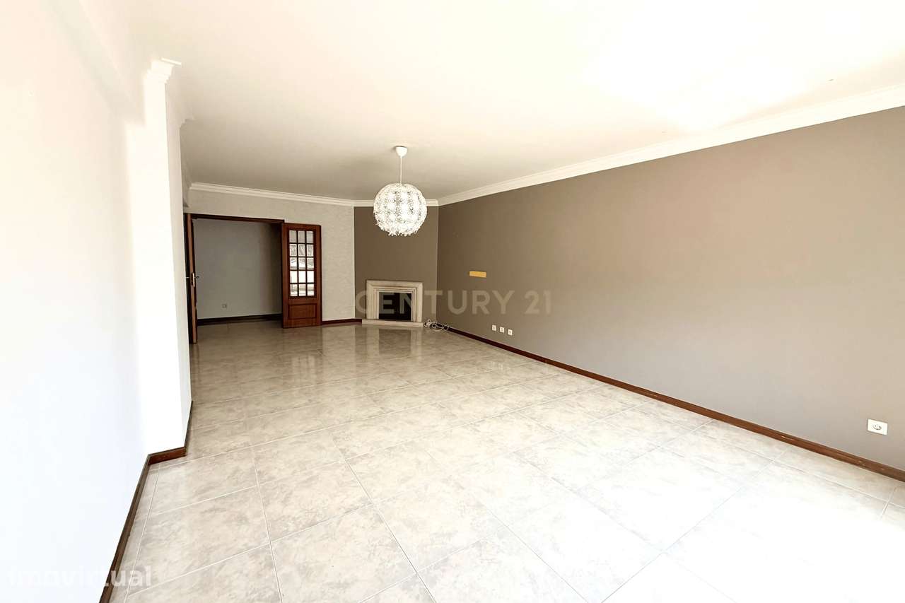 Apartamento T4 com Terraço e Garagem, Massamá - Grande imagem: 2/25