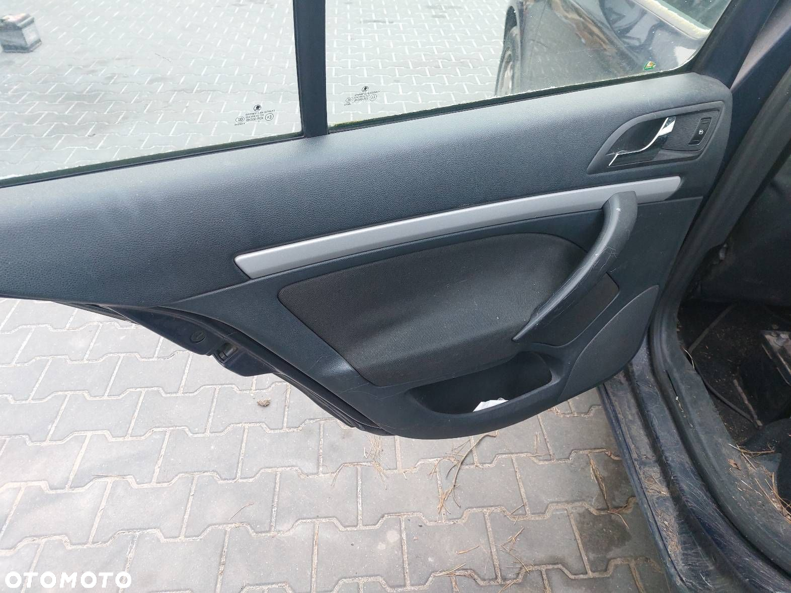 FOTELE KOMPLET KANAPA TYŁ BOCZKI SKODA OCTAVIA II LIFT HB 5D - 4