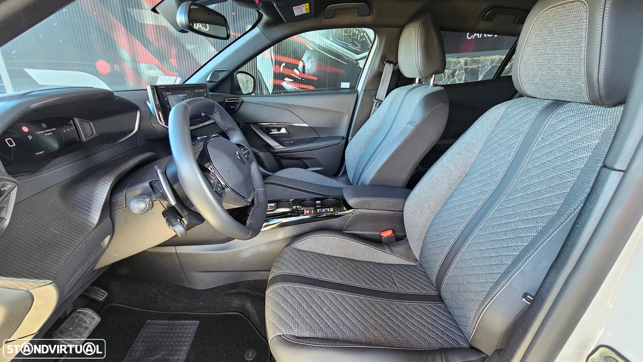 Peugeot 2008 1.2 PureTech Allure EAT8 - 17