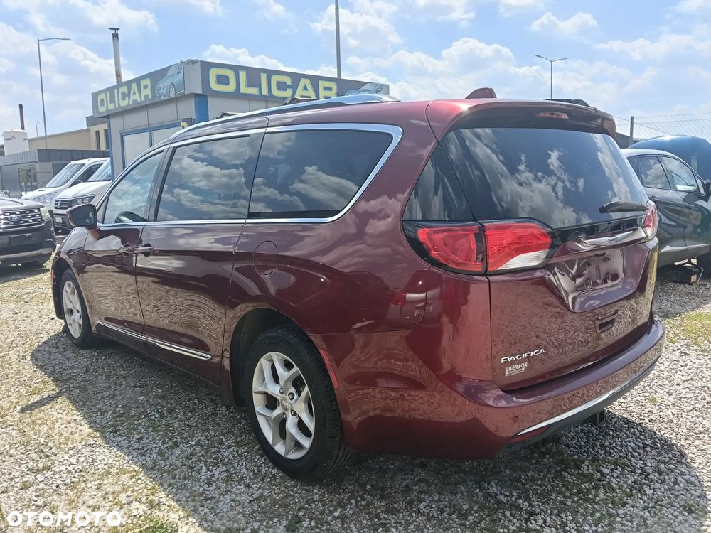 Chrysler Pacifica - 4