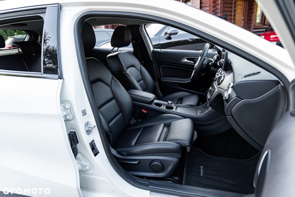 Mercedes-Benz GLA 200 7G-DCT - 27