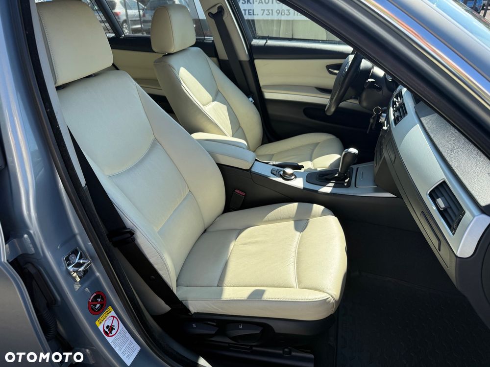 BMW Seria 3 325i Touring - 31