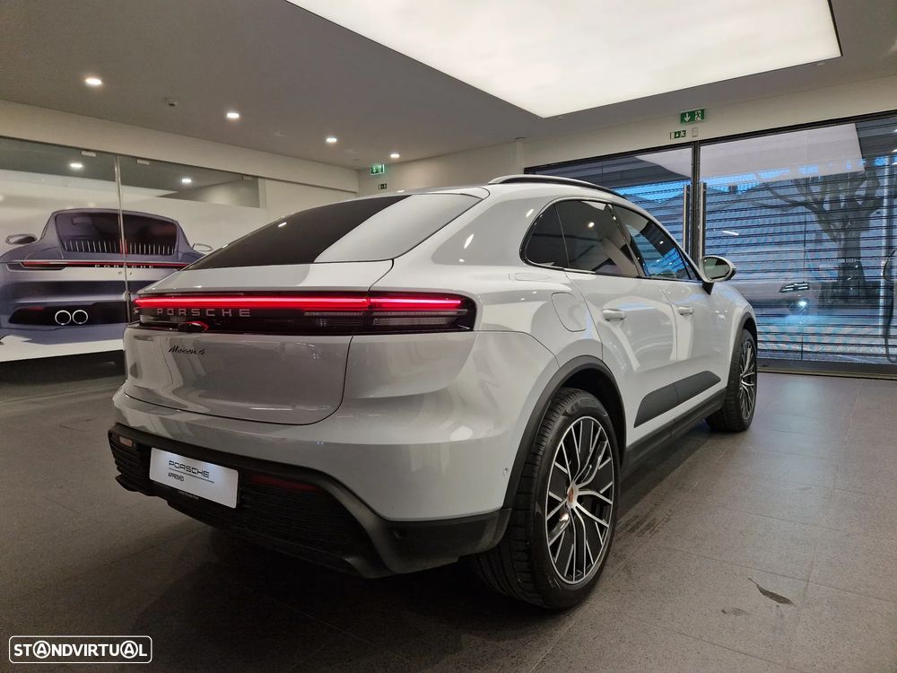 Porsche Macan Electric 4 - 6