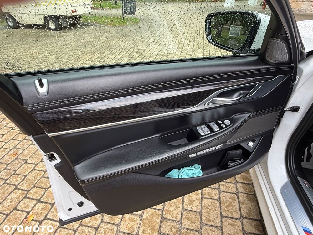 BMW Seria 7 750Li xDrive - 21
