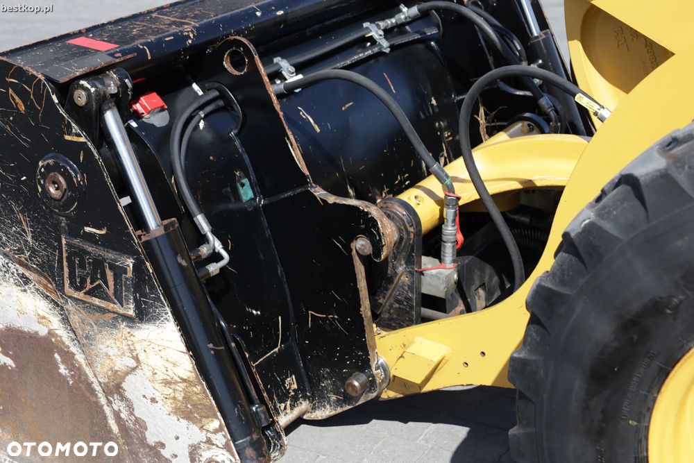 Caterpillar CAT 906M - 18