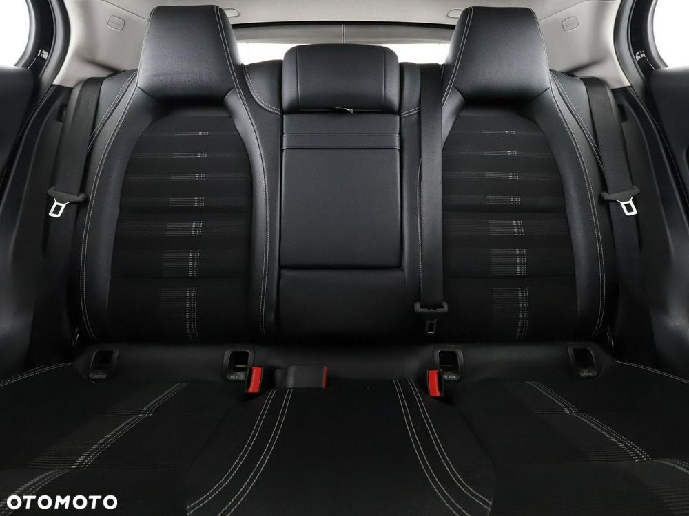 Mercedes-Benz GLA 180 d Urban - 19