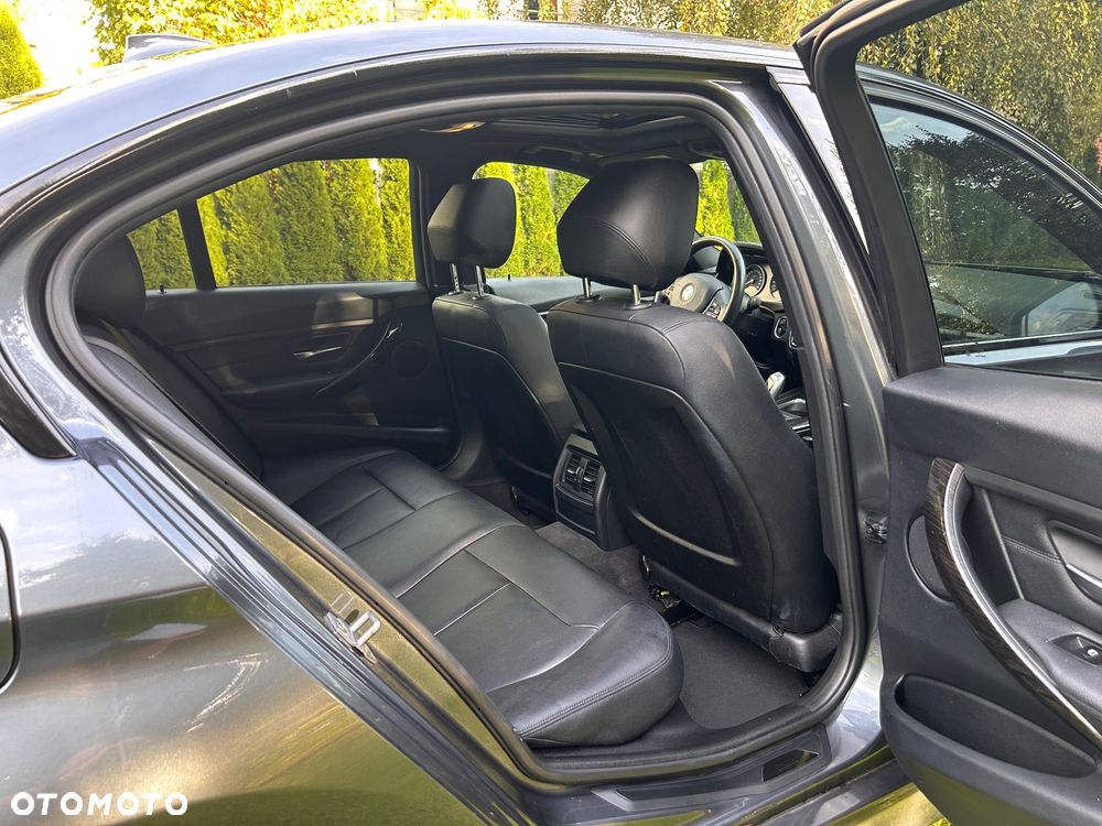 BMW Seria 3 328i xDrive - 15