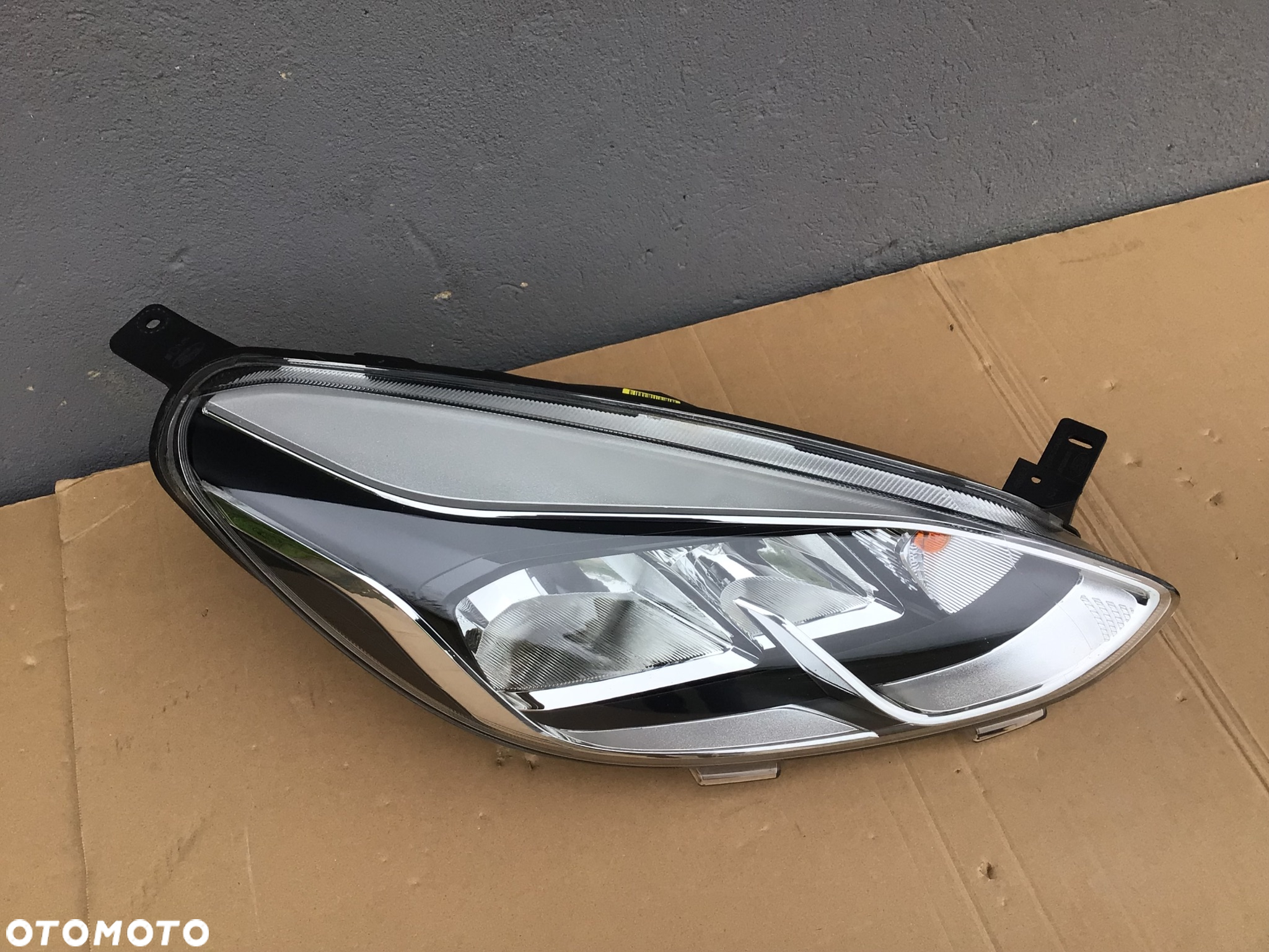 Lampa przednia prawa Ford Fiesta MK8 zwykła - 2