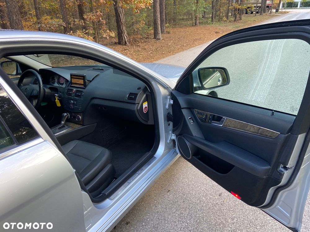 Mercedes-Benz Klasa C 280 4Matic 7G-TRONIC Avantgarde - 32