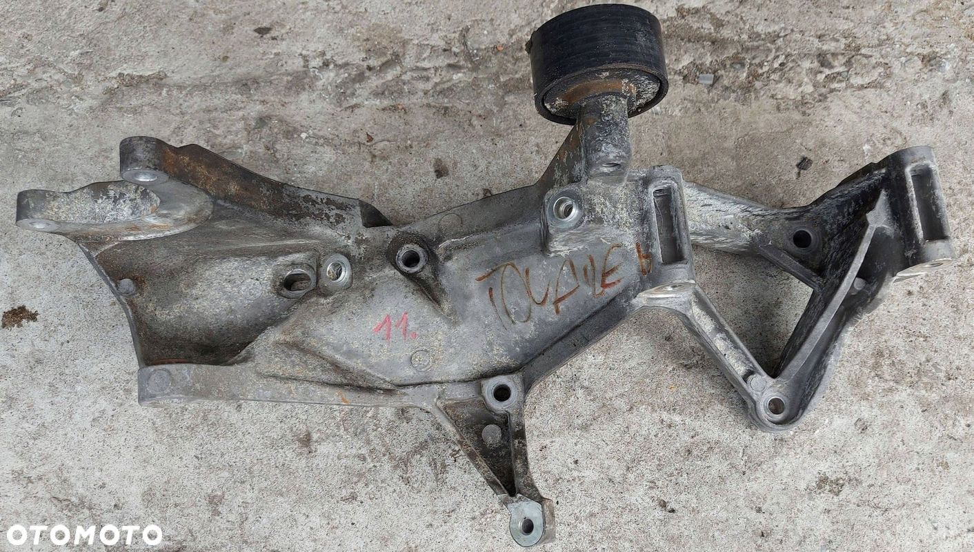 Volkswagen Touareg II 2 7P 3.6 FSI 10- łapa Mocowanie alternatora - 1