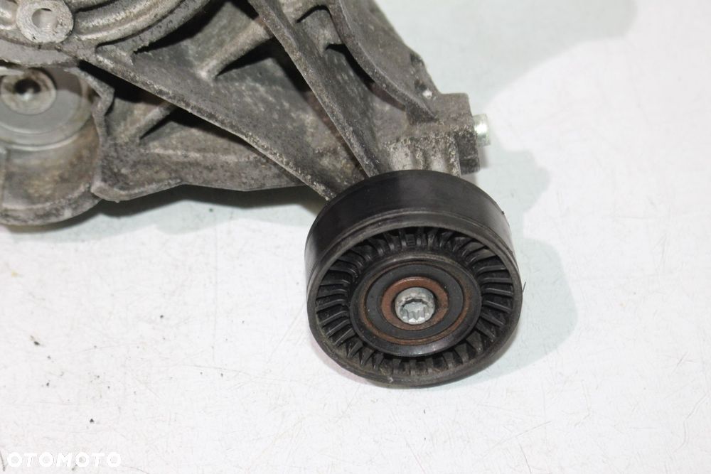 ŁAPA ALTERNATORA AUDI A4 B7  038903143D - 1