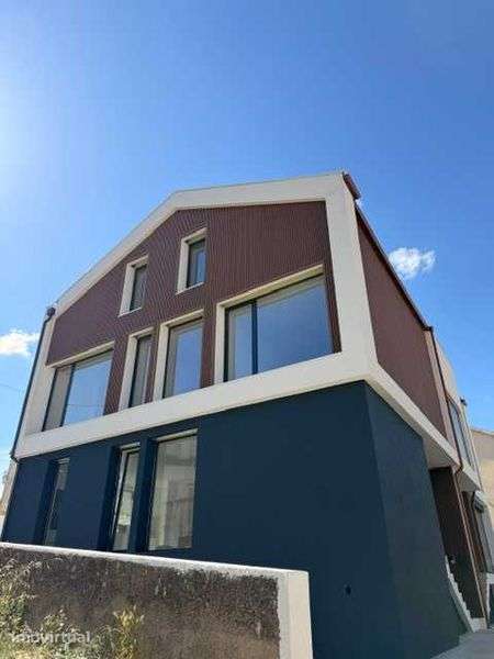 Moderna Moradia T3 Geminada Pronta a Habitar em São Sebastião - Grande imagem: 2/12