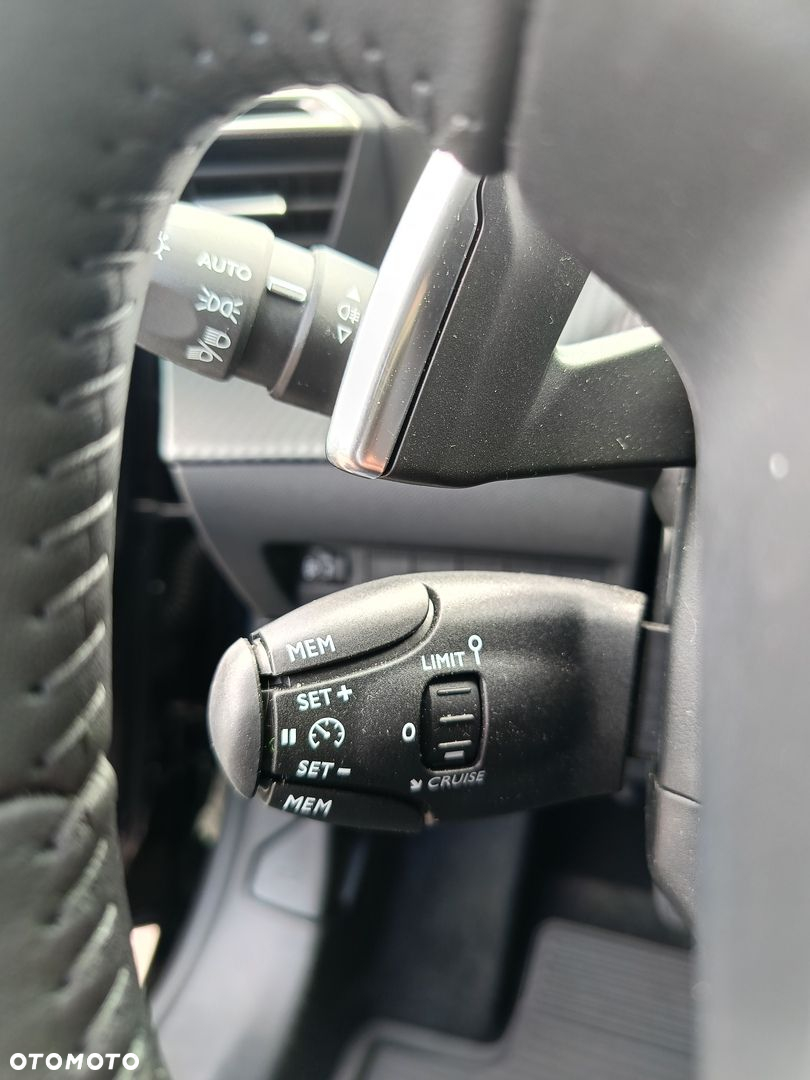 Peugeot 208 1.2 mHEV Allure - 15