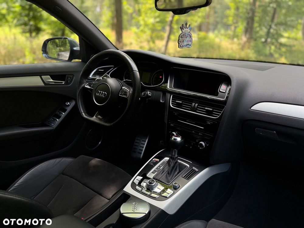 Audi RS4 Avant - 12