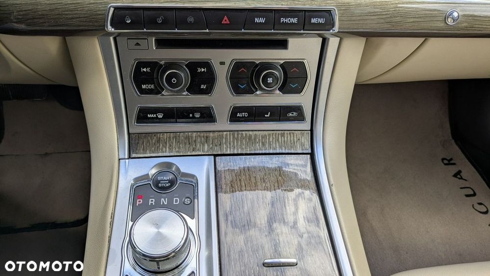 Jaguar XF 2.2 D Luxury - 30