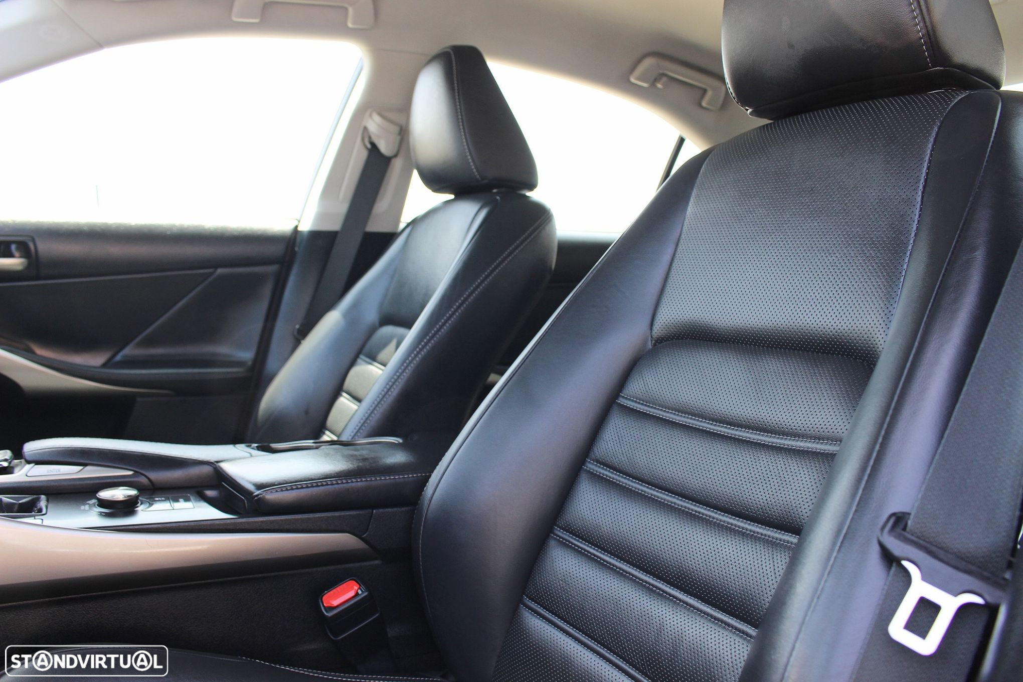 Lexus IS 300H Luxury - 38