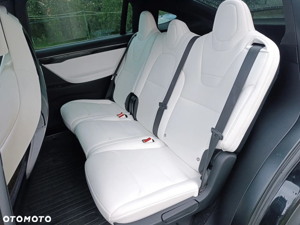 Tesla Model X - 9