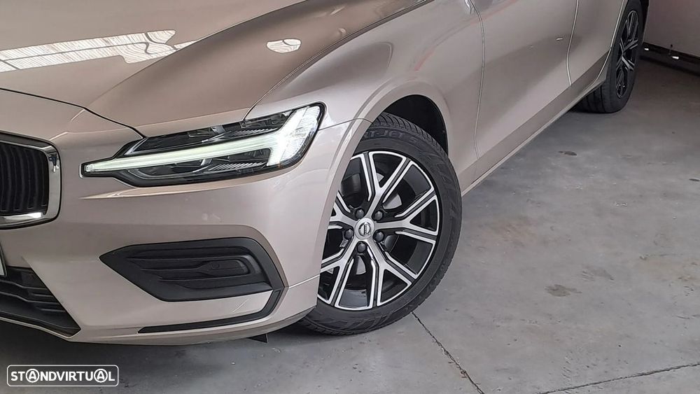 Volvo V60 2.0 B4 Momentum Core Geartronic - 3