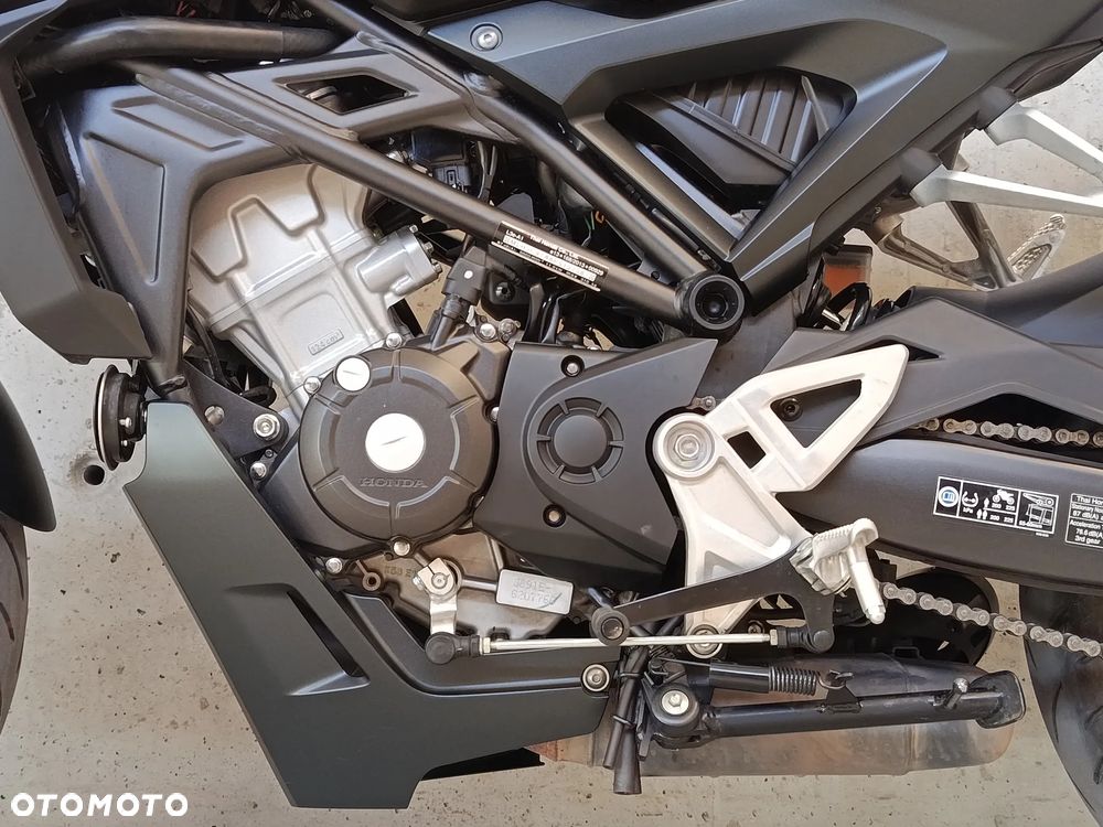 Honda CB - 12