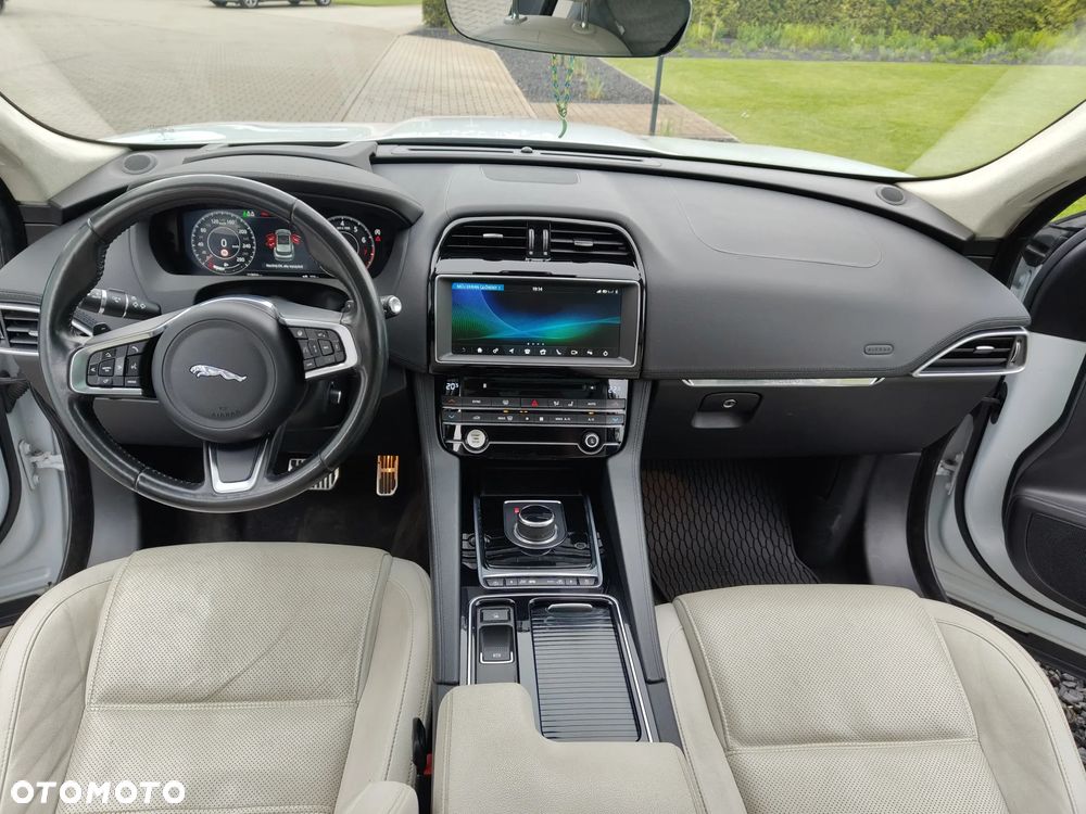 Jaguar F-Pace 25t AWD Portfolio - 8