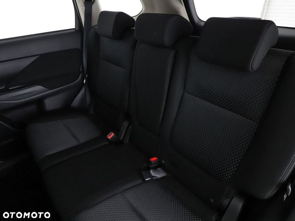 Mitsubishi Outlander 2.0 2WD SUV-Star - 18