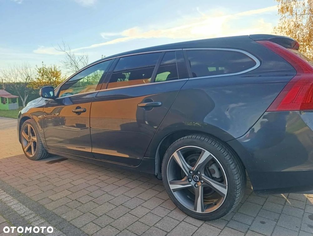 Volvo V60 D3 R-Design Momentum - 4