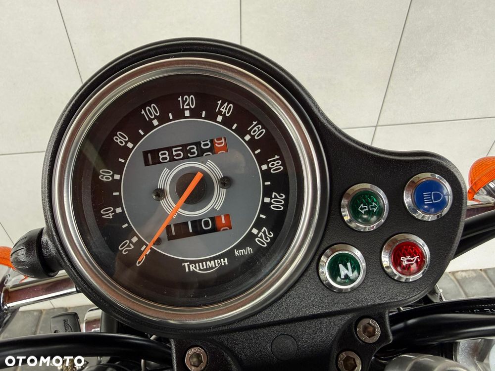 Triumph Bonneville - 36