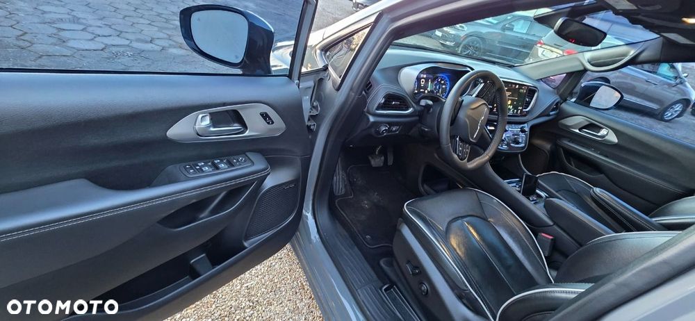 Chrysler Pacifica - 32