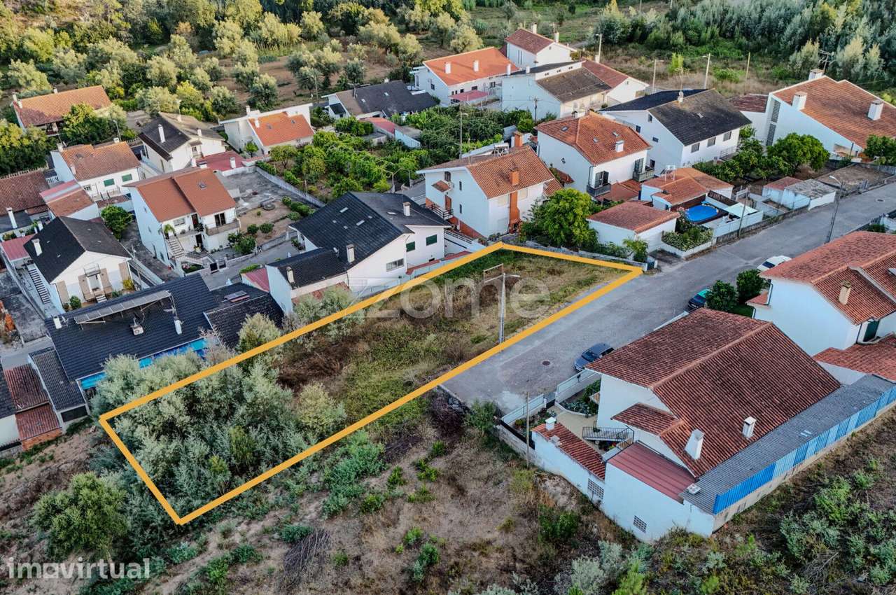 Terreno com Projeto Aprovado para 2 Moradias com Piscina - Grande imagem: 3/18