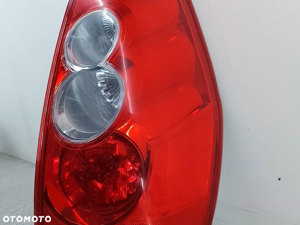 LAMPA TYLNA PRAWA MAZDA 5 ( 05-10 ) C23551150   P4830R - 9