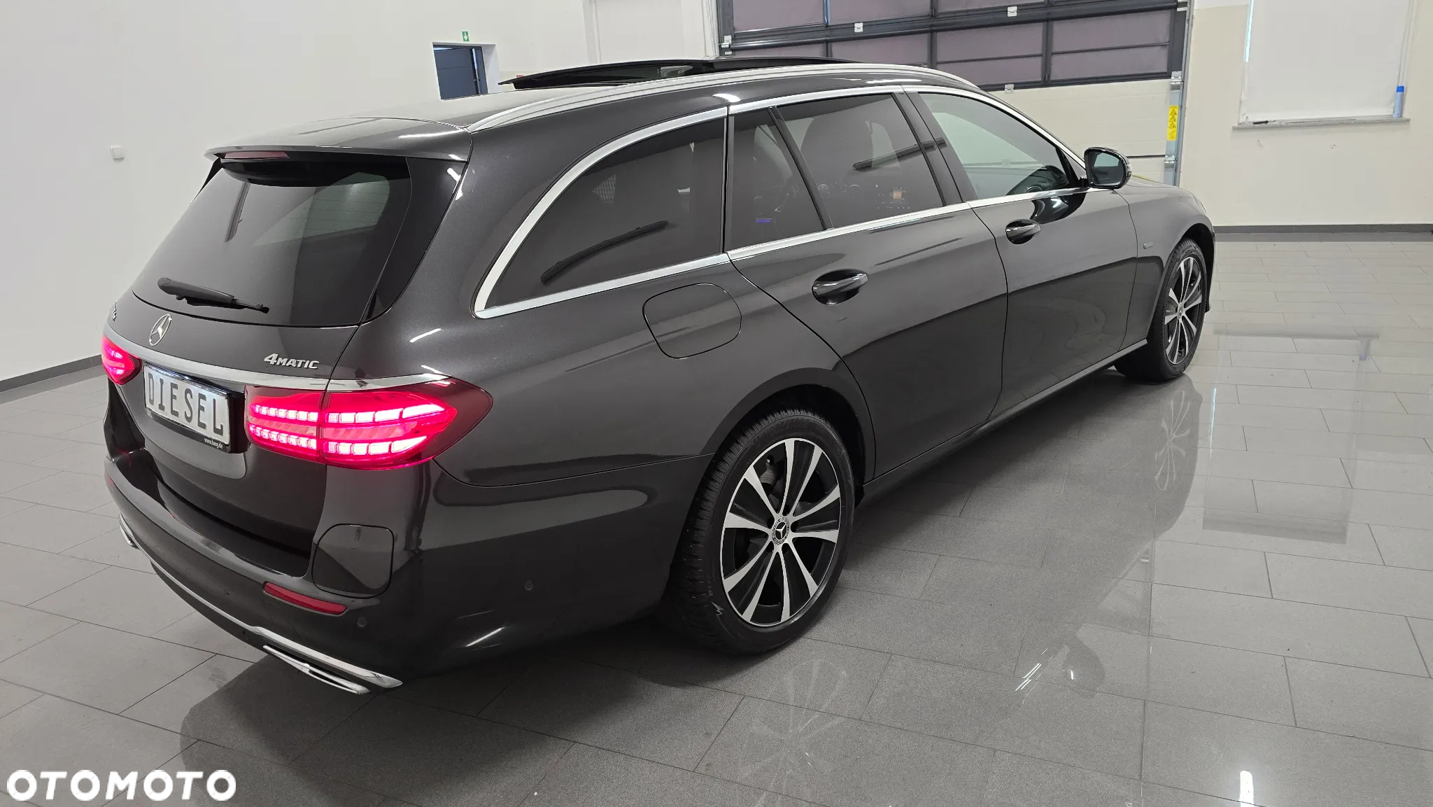 Mercedes-Benz Klasa E 300 de 4Matic T 9G-TRONIC Exclusive - 3