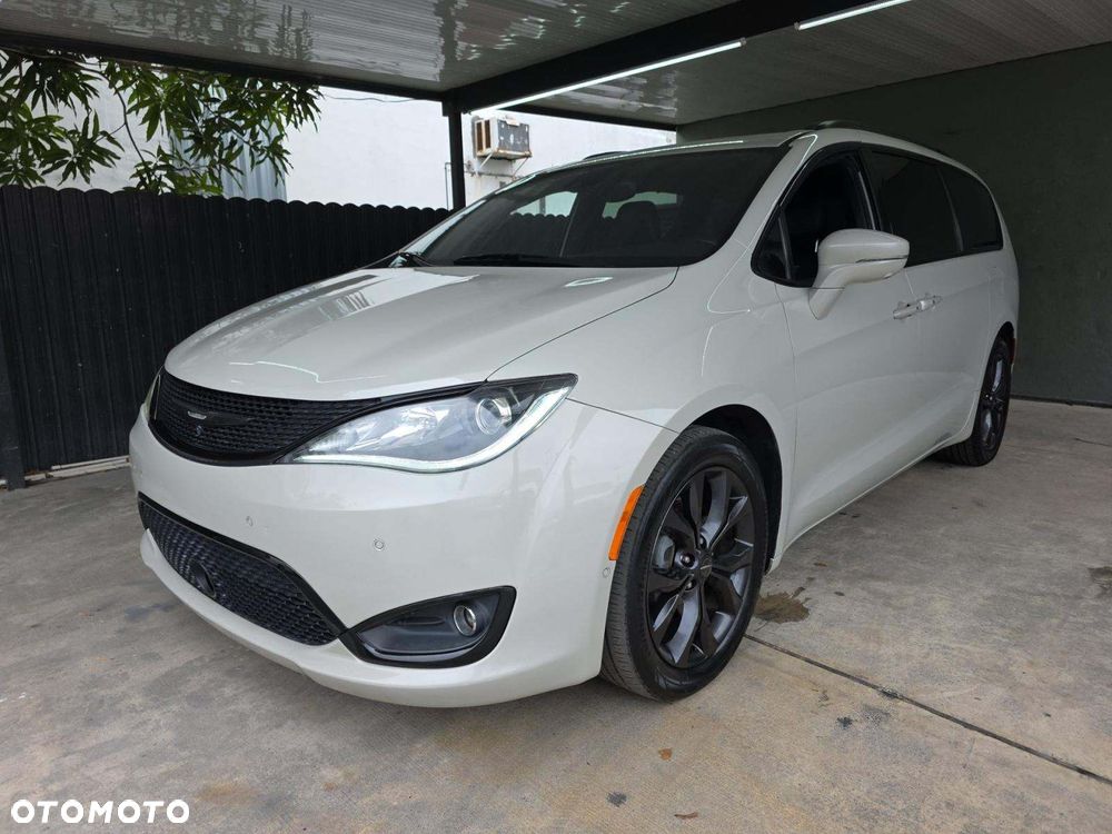 Chrysler Pacifica - 1