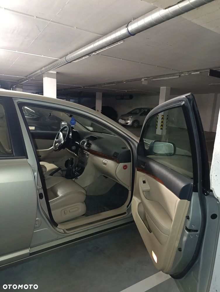 Toyota Avensis - 11