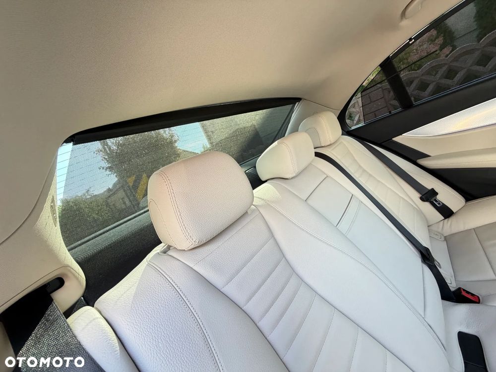 Mercedes-Benz Klasa E 220 d 4-Matic 9G-TRONIC - 35