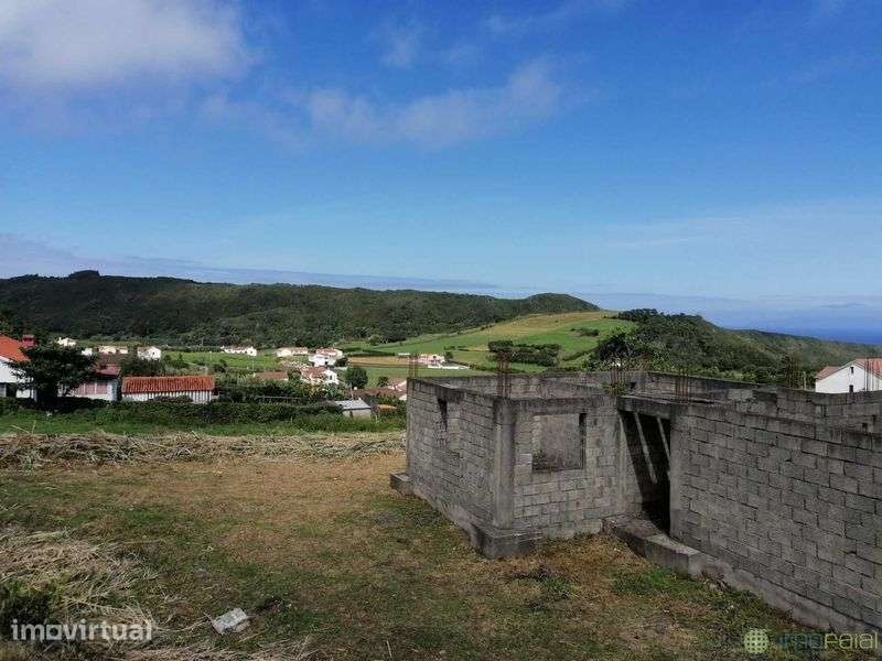Terreno urbano + moradia iniciada na ilha do Faial - Grande imagem: 4/7