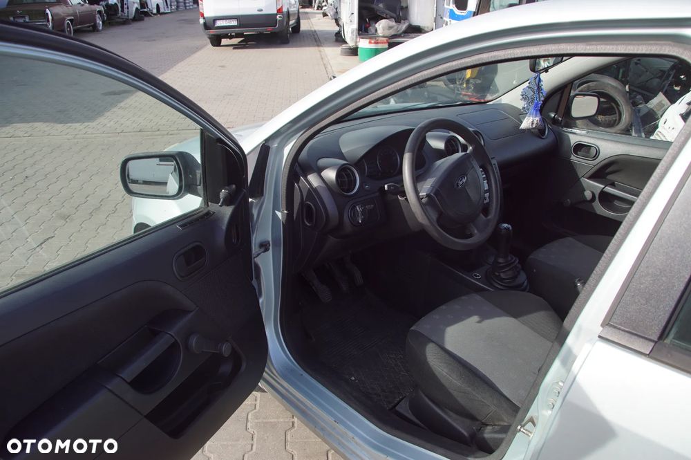 Auto na części - Ford Fiesta MK6 1.3 8V 70 KM A9JA 2S6R-7F094-DA Vitro 2003R Silnik Skrzynia Błotnik Drzwi Szyba Maska Klapa Zderzak Lusterko Sterownik Moduł Czujnik Deska Kokpit Licznik - 10
