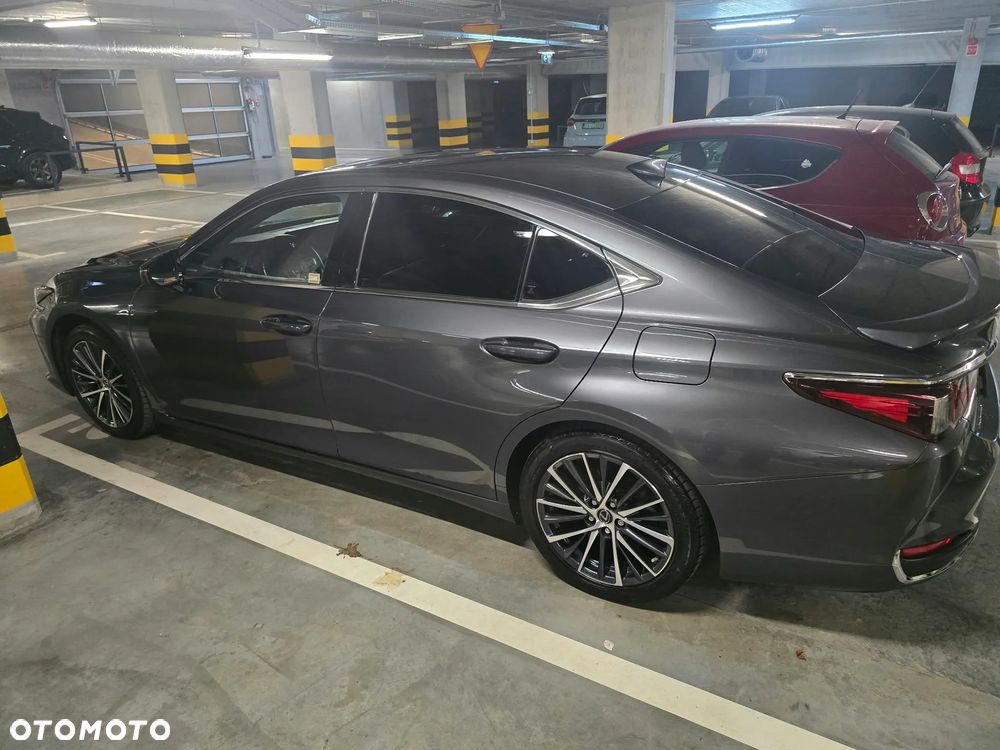 Lexus ES 300h Business Edition - 9