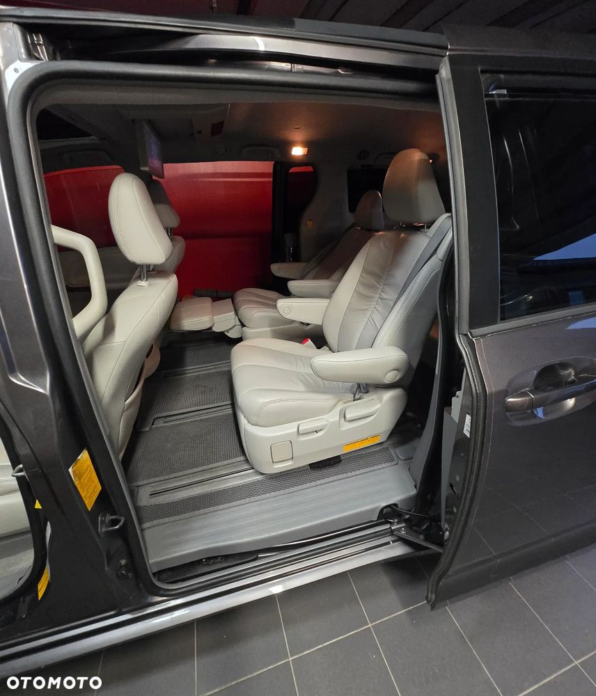 Toyota Sienna 3.5 XLE AWD - 18